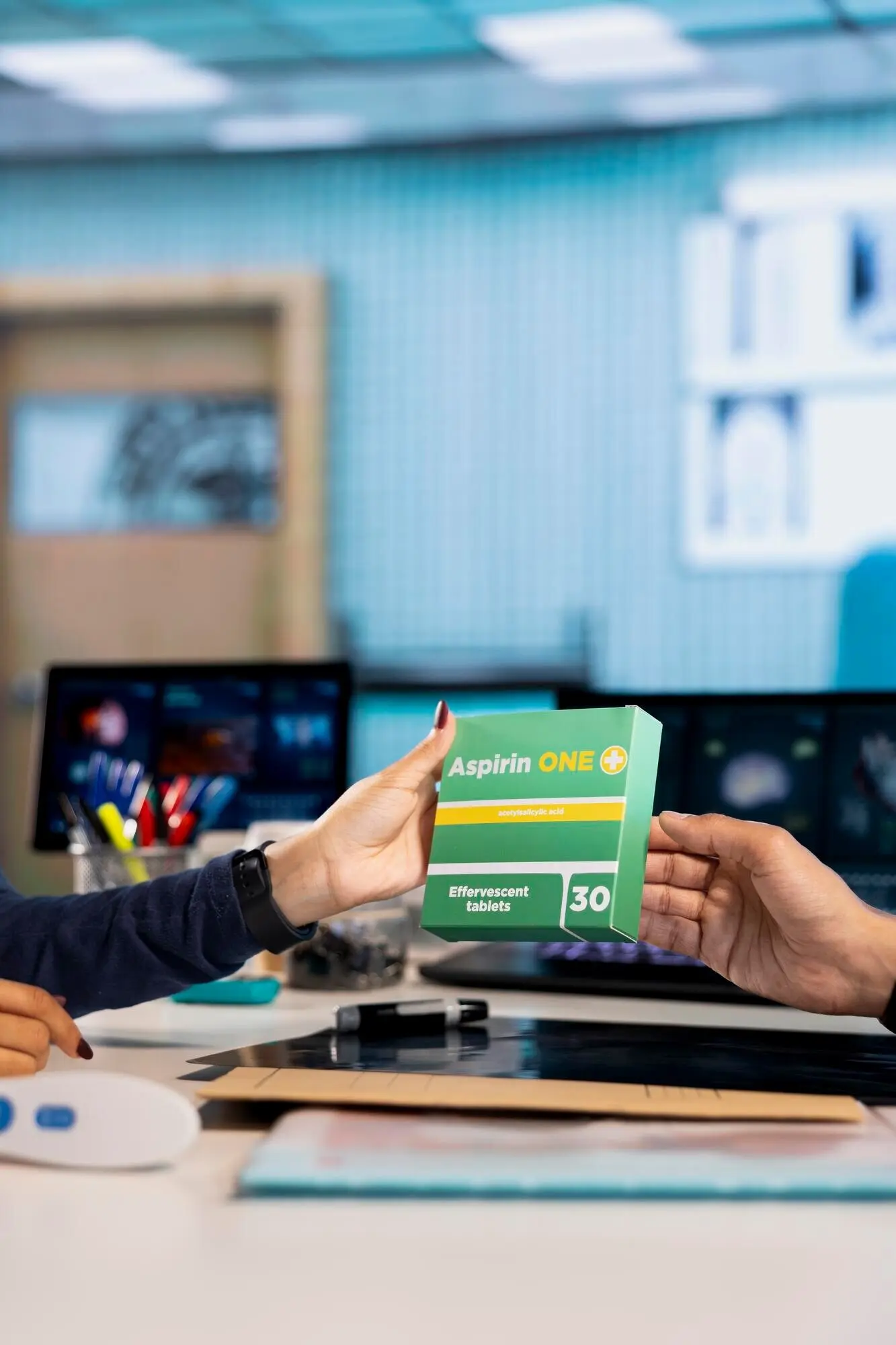 Allgemeinmediziner, der einem Patienten Medikamente und Vitamine anbietet.