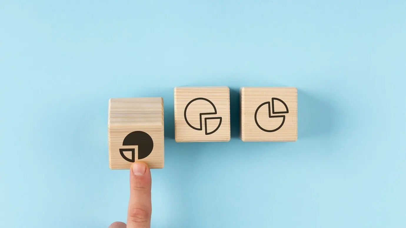 Anordnung aus Holzwürfeln mit Tortendiagrammen